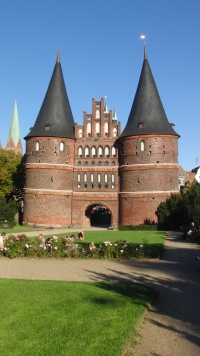 Die Hansestadt - Holstentor © St.Kortiniburg - Die Handelsgilde