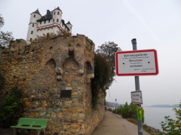 Leinpfad am Rheinufer in Höhe der kurfürstlichen Burg in Eltville.