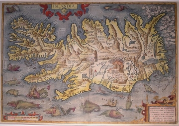 Diese Karte von Island ist eine der schönsten und bekanntesten Karten, welche der Kartograph Abraham Ortelius in seinem Atlas -Theatrum Orbis Terrarum- erschaffen hat. Die Kupferplatte für diese Karte wurde im Jahre 1585 angefertigt. Gemäss Experten wurden davon 4150 Exemplare in mehreren Ausgaben gedruckt. Dieses Exemplar stammt aus der italienischen Ausgabe aus den Jahren 1608/1612. Die Karte gilt als herausragendes Beispiel kartographischer Kunst zur Zeit der Renaissance und ist bei Sammlern wegen der grossen Anzahl furchterregender Seemonster und des ausbrechenden Vulkans Hekla sehr begehrt. Rechts oben tummeln sich Eisbären auf dem Treibeis und weiter unten ist Treibholz zu erkennen.